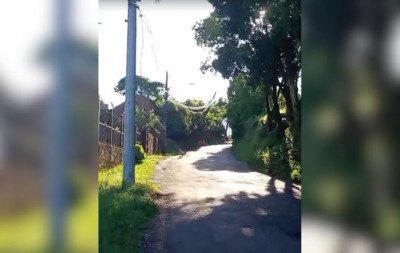 Poste próximo de cair assusta moradores no bairro Boa Saúde: "É muito perigoso"