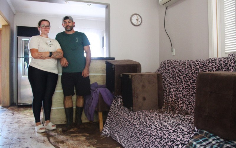 Tatiane e Altair precisaram sair de casa por conta da lama