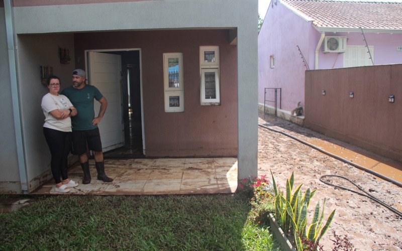 Tatiane e Altair precisaram sair de casa por conta da lama