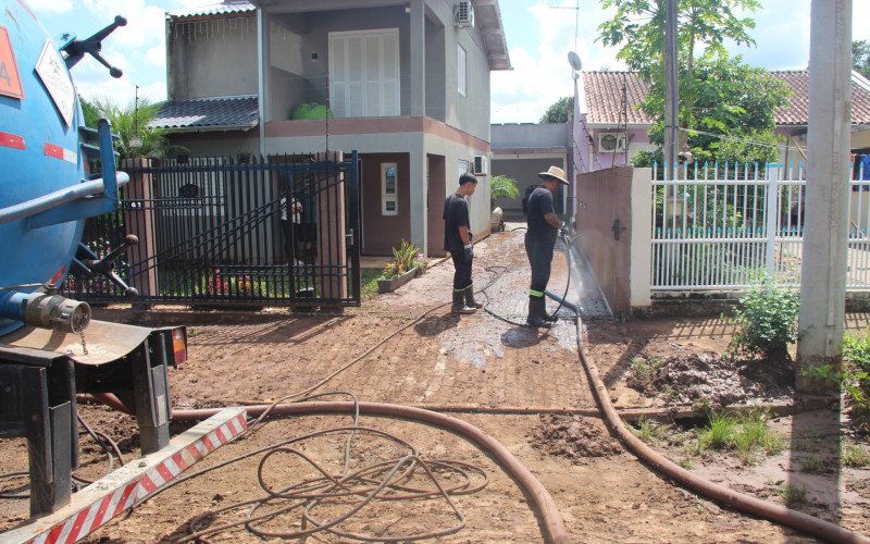 Loteamento enviou funcionários para fazer a limpeza de casas atingidas | abc+