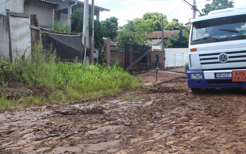 Lama ainda está concentrada em frente à casa de Tatiane e Altair