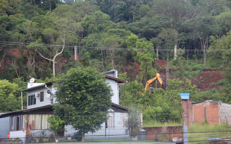 Lama escorreu de obra que está sendo feita em ponto próximo à rua Ereda Weber
