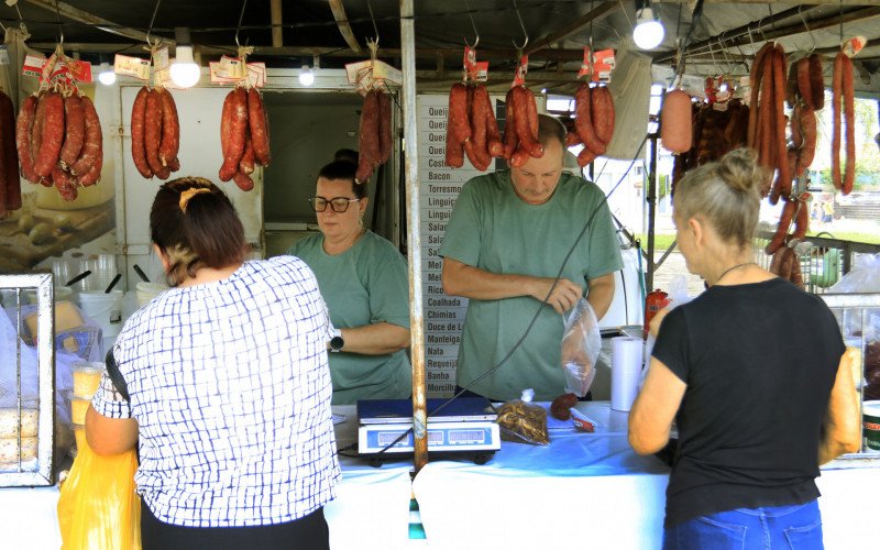  No Rio Branco, feira acontece na praça em frente à igreja