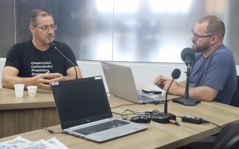 Presidente do Conselho de Administração da Sicredi Pioneira, Tiago Luiz Schmidt, em visita ao Grupo Sinos | abc+