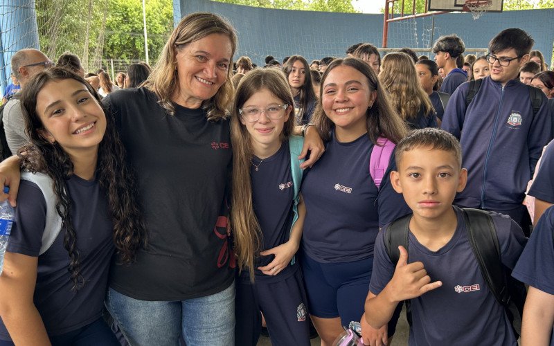 Professora Cláudia Raquel Basílio da Silva, rodeada por alunos, acredita que modelo de ensino implementado renderá bons frutos | abc+