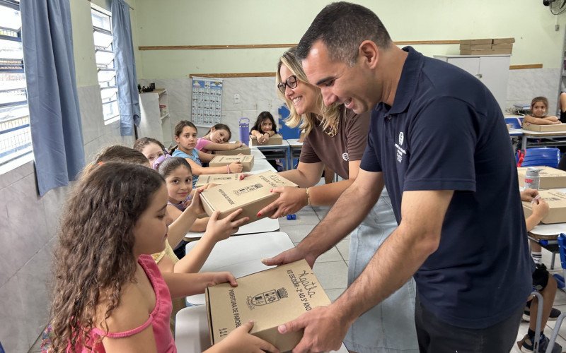 Prefeito Gilberto e secretária Fabrícia participaram de ato de entrega dos kits escolares para alunos da rede municipal