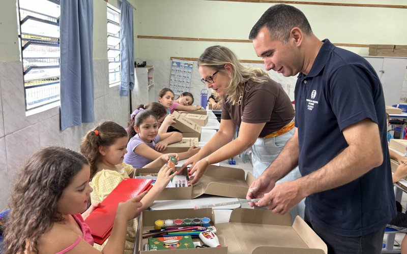 Prefeito Gilberto e secretária Fabrícia participaram de ato de entrega dos kits escolares para alunos da rede municipal