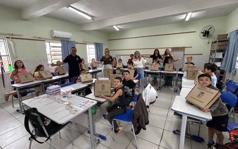 Alunos da Escola Professora Ana Maria Fay dos Santos estavam ansiosos para receber o material escolar