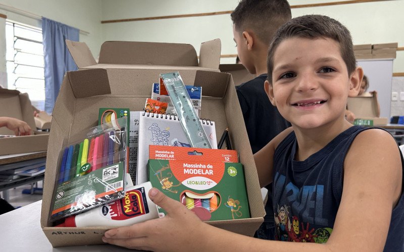 Arthur Lima abriu o sorriso ao receber o kit | abc+