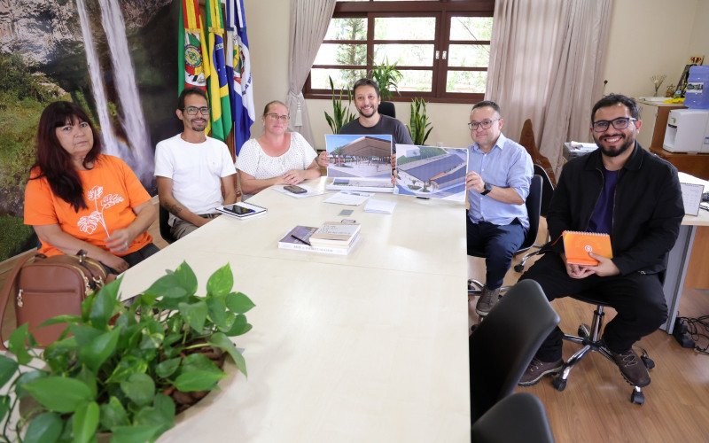Prefeito recebe Associação de Artesãos e apresenta projeto de Largo Cultural coberto