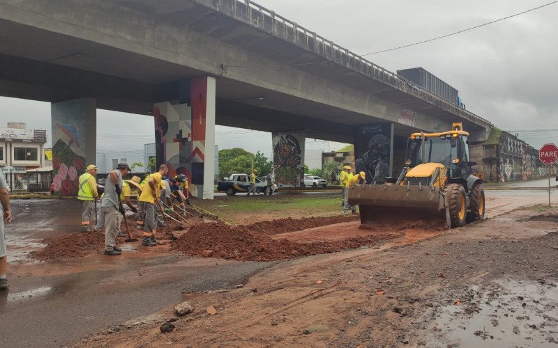 Equipes da Secretaria de Obras de Sapiranga limpam vias e fazem reparos em pontos de acúmulo de terra e folhas trazidos pela água