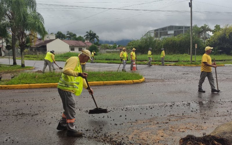 Equipes da Secretaria de Obras de Sapiranga limpam vias e fazem reparos em pontos de acúmulo de terra e folhas trazidos pela água
