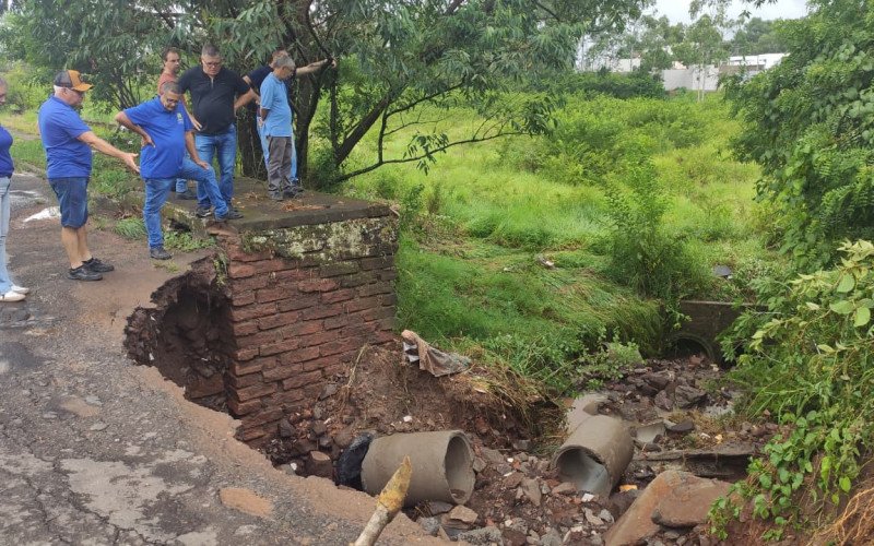 Equipes da Secretaria de Obras de Sapiranga limpam vias e fazem reparos em pontos de acúmulo de terra e folhas trazidos pela água