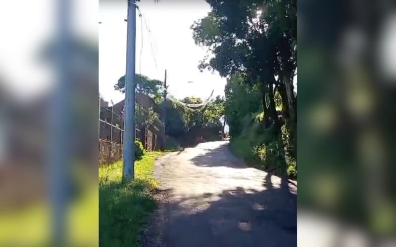 Poste pr&oacute;ximo de cair assusta moradores no bairro Boa Sa&uacute;de: &ldquo;&Eacute; muito perigoso&rdquo;