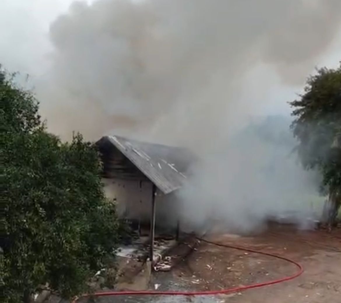 Inc&ecirc;ndio atinge resid&ecirc;ncia em Tr&ecirc;s Coroas