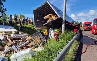VÍDEO: Carreta sai da pista e deixa motorista ferido na BR-101
