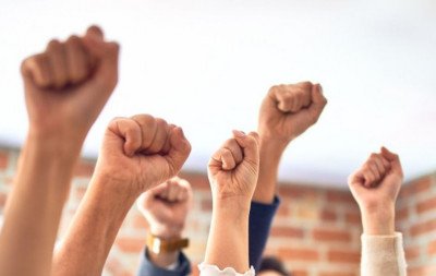 Recepcionista receberá indenização após ser forçada a participar de "gritos de guerra" e fazer polichinelos em empresa no RS
