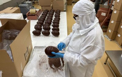 Fábricas de chocolate de Gramado se preparam para Páscoa; produção deve atingir 850 toneladas