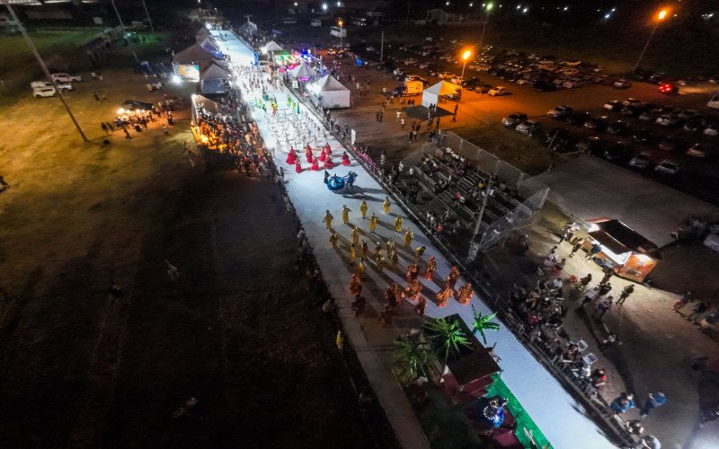 Desfiles ocorrem em pista montada no Parque Assis Brasil