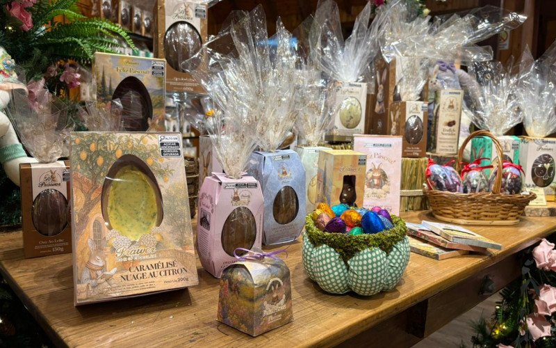 Produção de chocolate artesanal para a Páscoa 2026 em Gramado
