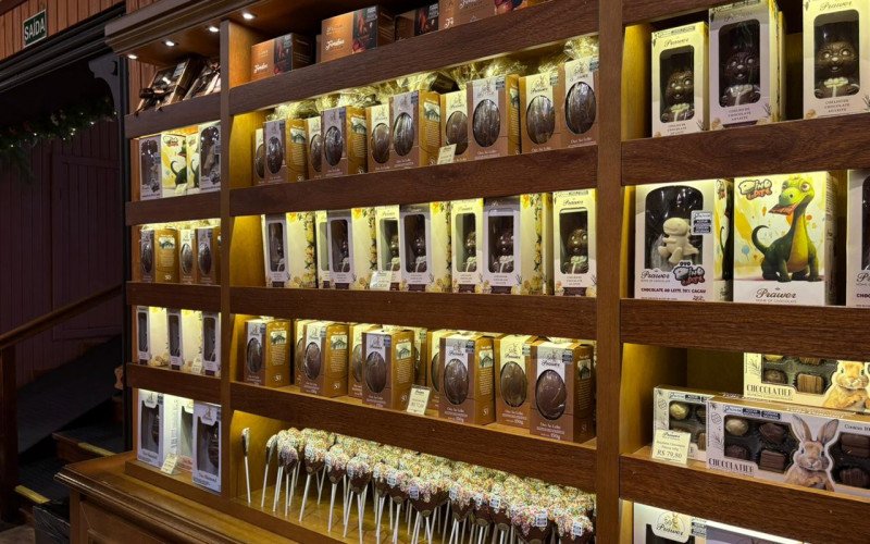 Produção de chocolate artesanal para a Páscoa 2026 em Gramado