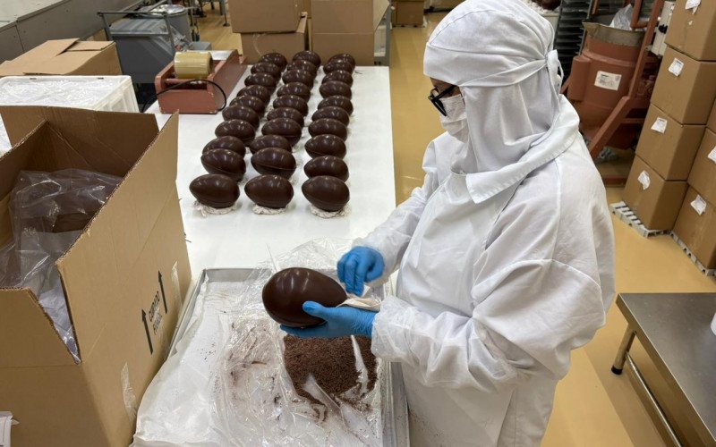 Produção de chocolate artesanal para a Páscoa 2026 em Gramado