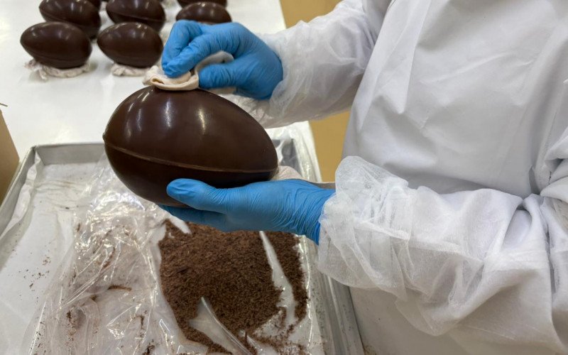 Produção de chocolate artesanal para a Páscoa 2026 em Gramado