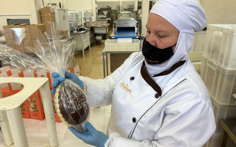 Produção de chocolate artesanal para a Páscoa 2026 em Gramado