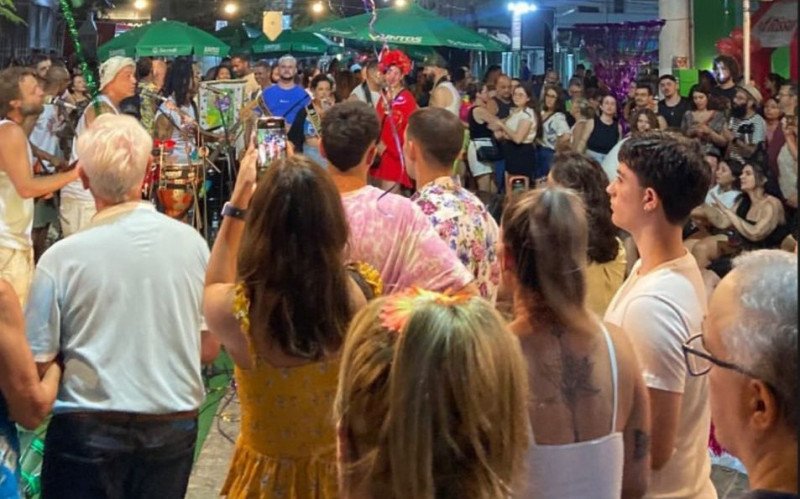 A Rua do Lazer realizará especial de carnaval, neste domingo (22), das 17h às 22h, na Rua Lindolfo Collor, 317, no Centro de São Leopoldo