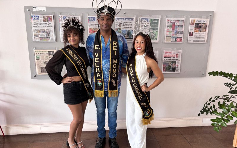 Princesa Maria Fernanda Marques, rei momo Edson Martins e rainha Isabela Klein, em visita ao Grupo Sinos. | abc+