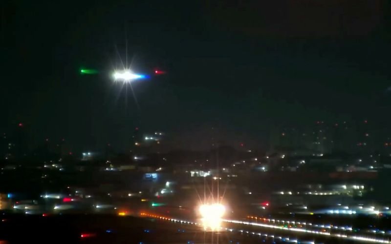 V&Iacute;DEO: Aeronave pousa em Guarulhos segundos antes de outro avi&atilde;o decolar da mesma pista