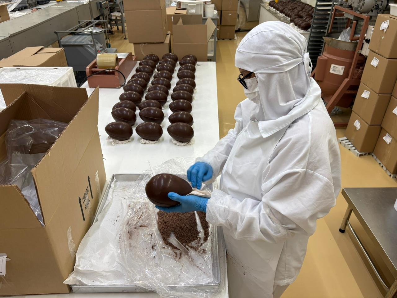 Fábricas de chocolate de Gramado se preparam para Páscoa; produção deve atingir 850 toneladas