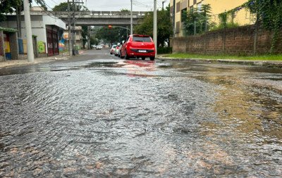 VÍDEO: Água vertendo do asfalto e ondulação na pista colocam motoristas em alerta