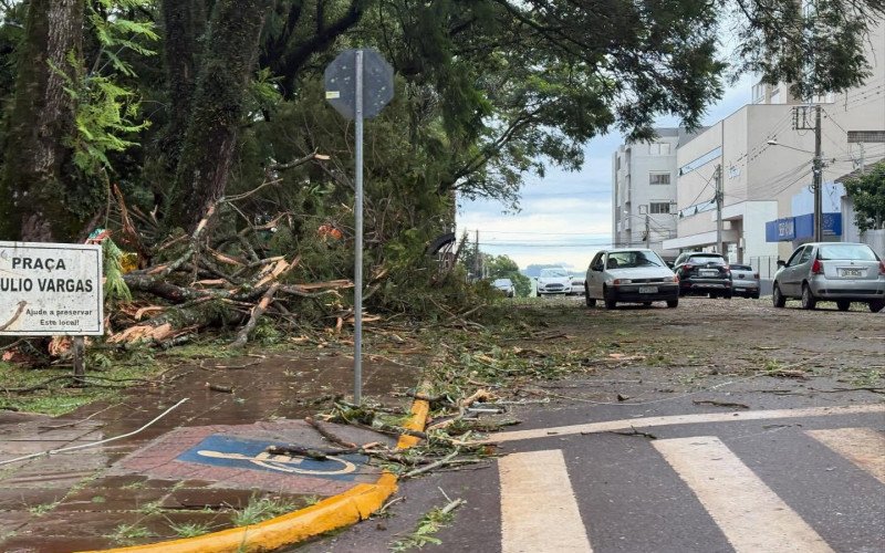 Rastro de destruição pela cidade de Palmeira das Missões