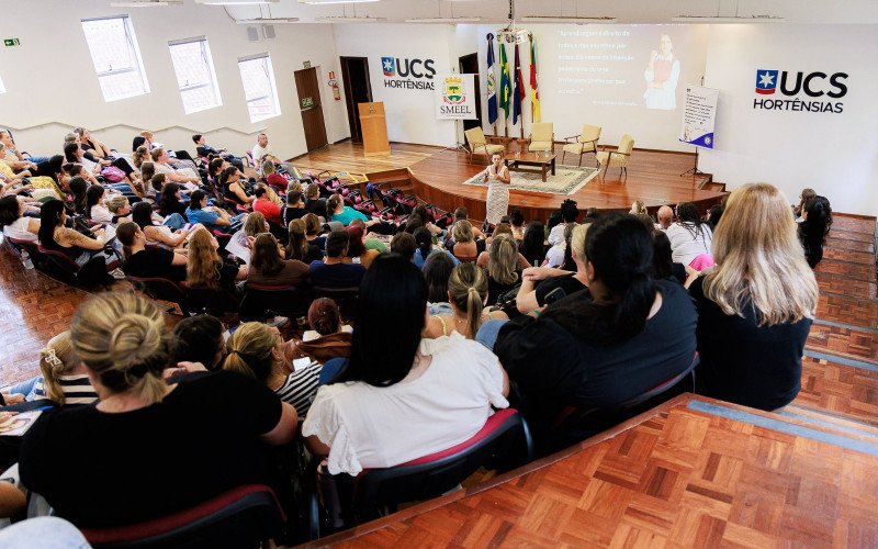 Professores e funcionários das escolas participaram de palestra no auditório da UCS