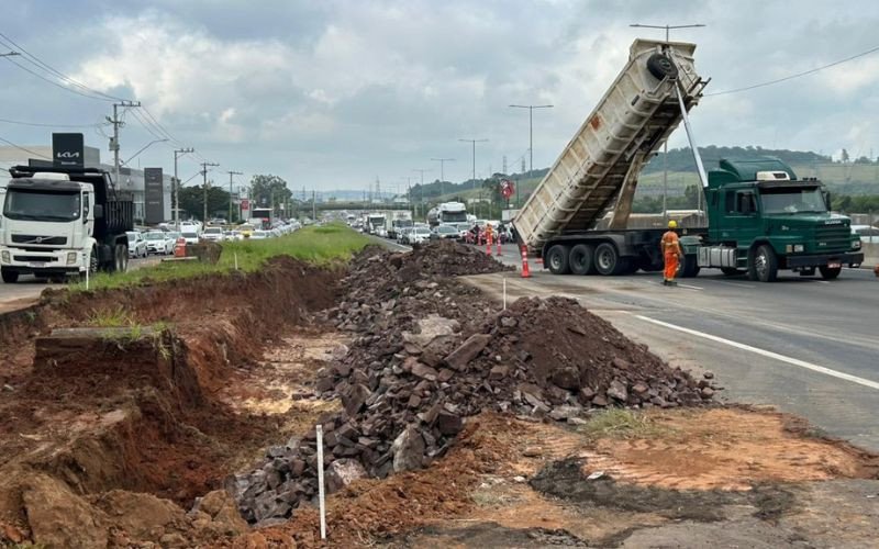 Obras para futuro túnel de acesso a empreendimento bilionário provocam bloqueios temporários na BR-116 | abc+