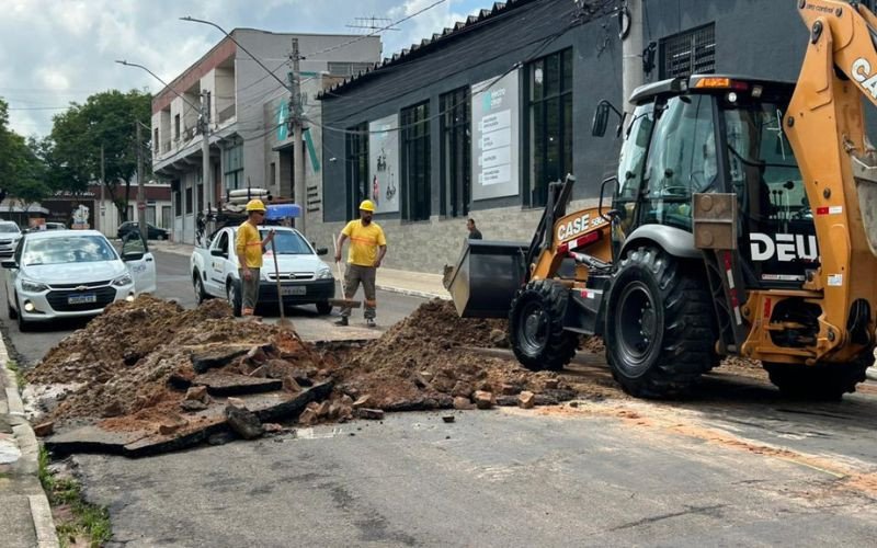 Comusa realiza conserto de vazamento na Rua Araxá, em Novo Hamburgo | abc+
