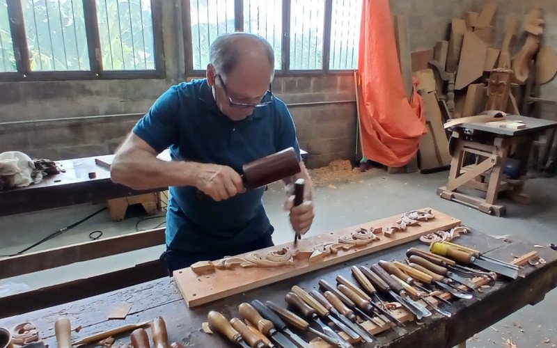 Valter Frasson finaliza sua mais recente escultura