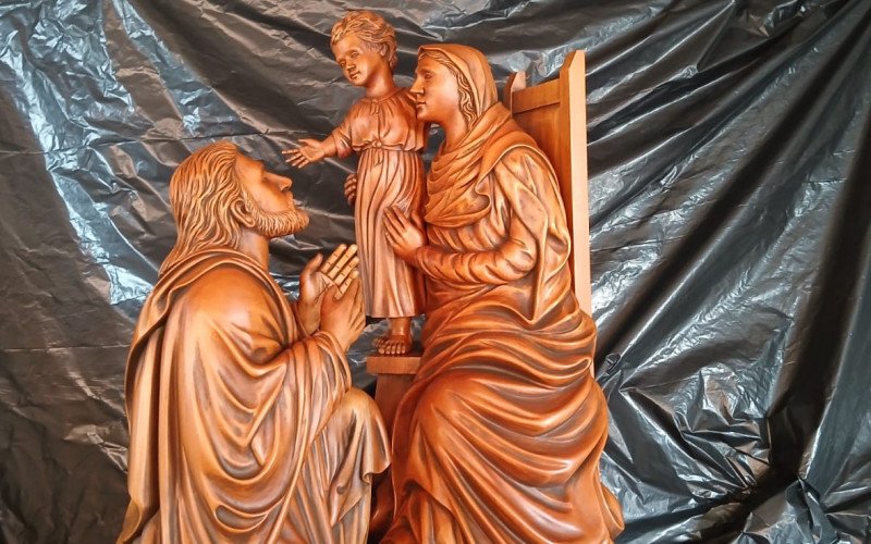 Valter Frasson finaliza sua mais recente escultura