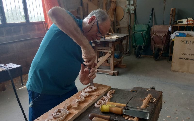 Valter Frasson finaliza sua mais recente escultura