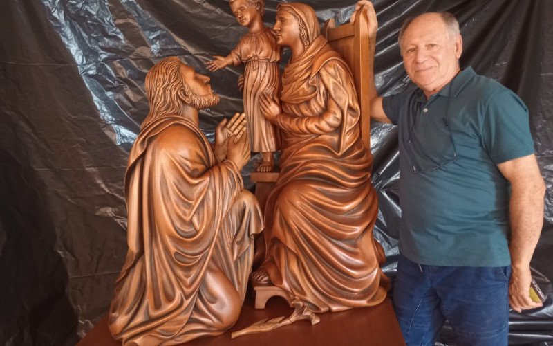 Valter Frasson finaliza sua mais recente escultura