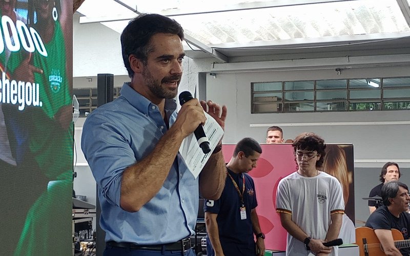 O governador do Rio Grande do Sul Eduardo Leite reinaugurou a Escola Estadual Augusto Meyer