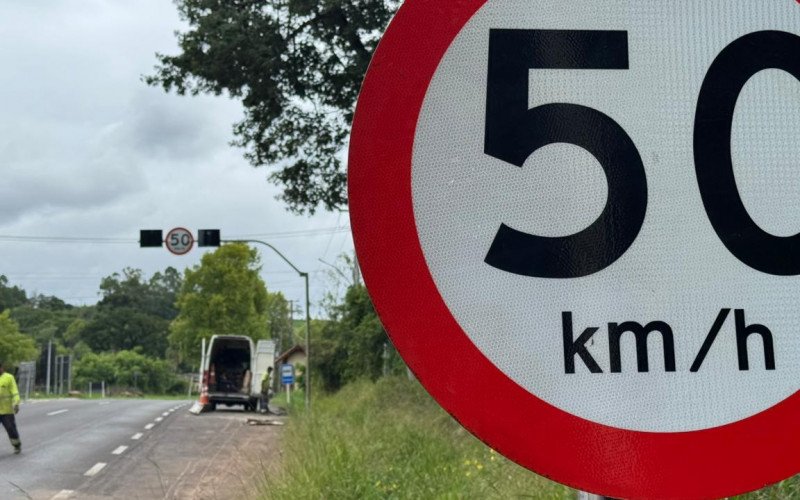 Radar é reinstalado na BR-116, em Dois Irmãos, próximo ao acesso ao bairro Travessão, pela Rua Alberto Rübenich  | abc+