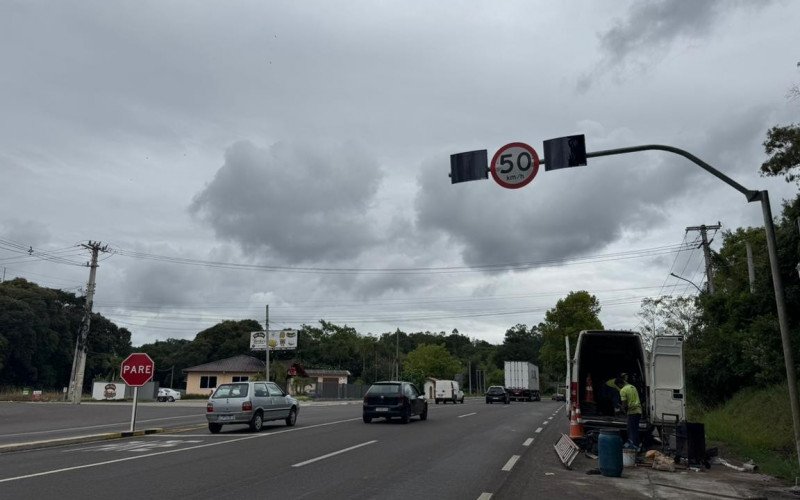 Radar é reinstalado na BR-116, em Dois Irmãos, próximo ao acesso ao bairro Travessão, pela Rua Alberto Rübenich | abc+