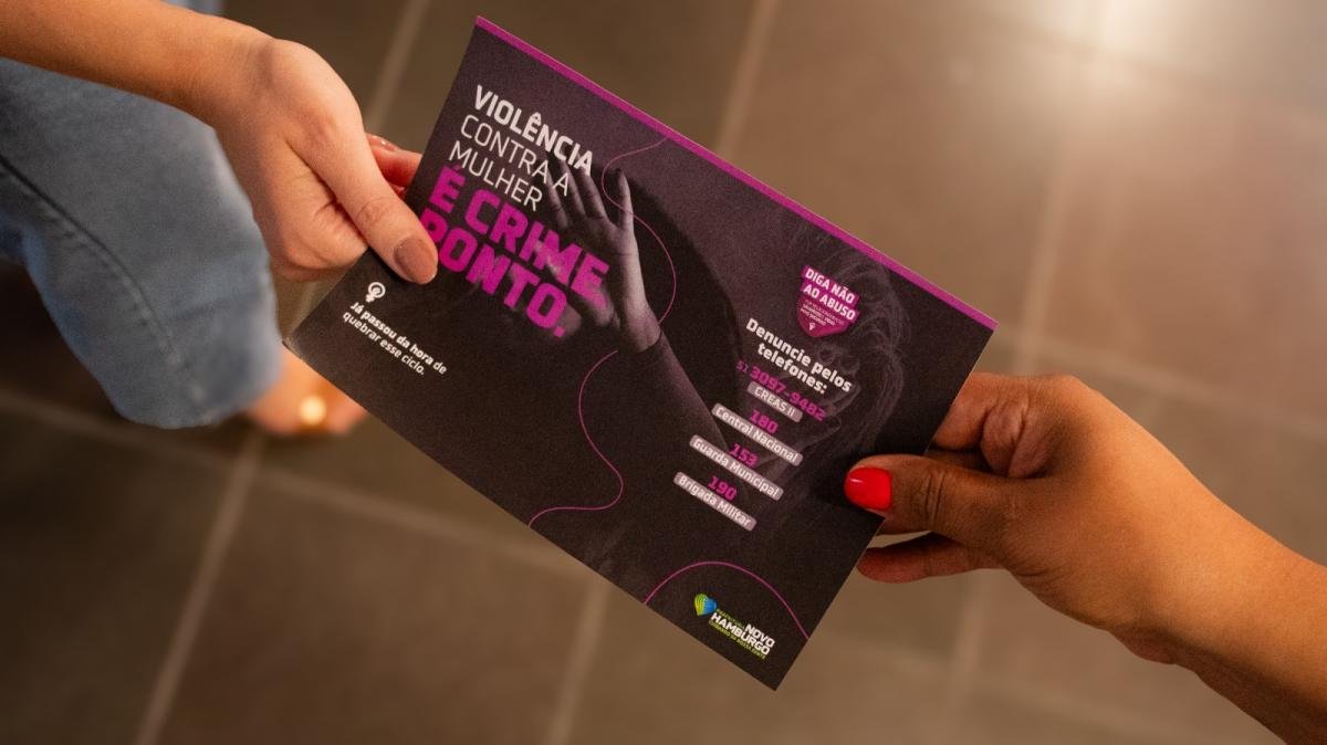 Panfletagem e exibição de filme reforçam combate à violência contra a mulher; saiba mais