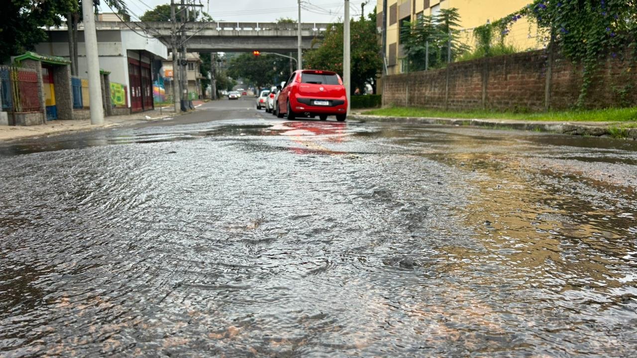 VÍDEO: Água vertendo do asfalto e ondulação na pista colocam motoristas em alerta