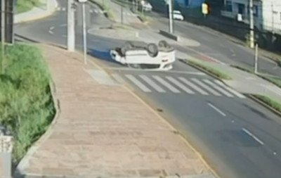 VÍDEO: Homem fica ferido após carro atingir poste e capotar em avenida de Estância Velha