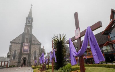 Decoração religiosa com crucifixos para período da Quaresma é instalada na Igreja São Pedro em Gramado