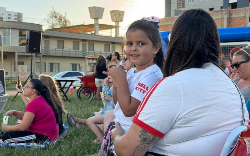 Evento iniciou no final da tarde já com registro de famílias aproveitando o cinema ao ar livre