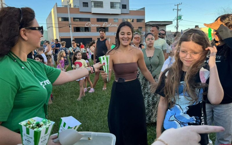Evento iniciou no final da tarde já com registro de famílias aproveitando o cinema ao ar livre
